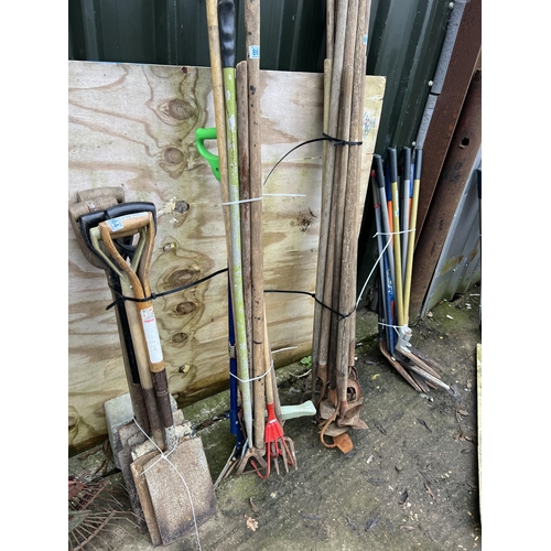 865 - Qty garden tools