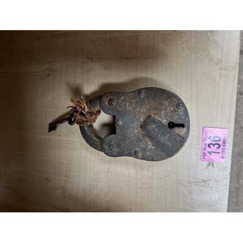136 - vintage style padlock h