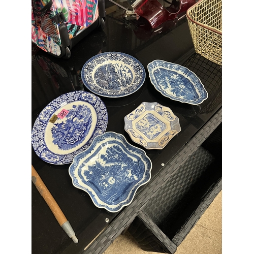 380 - 5 x blue / white plates