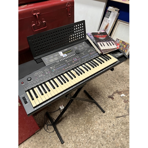 610 - Yamaha MIDI PSR 1700 keyboard with floppy disc