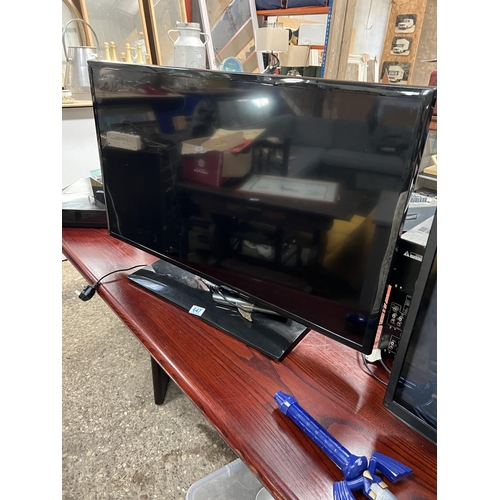 647 - Samsung TV with Remote model UE39F5300AK