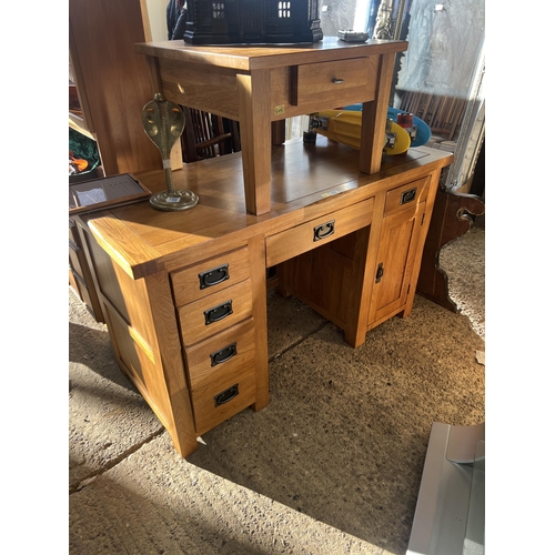 689 - heavy oak desk