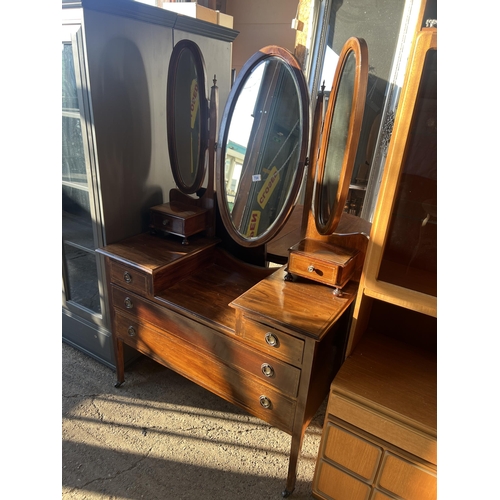 704 - dressing table