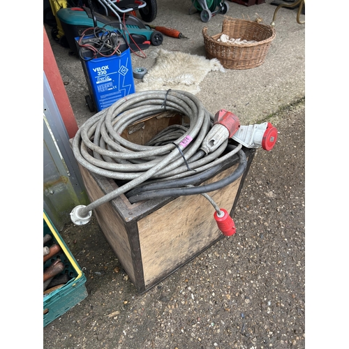 625 - crate mixed cables