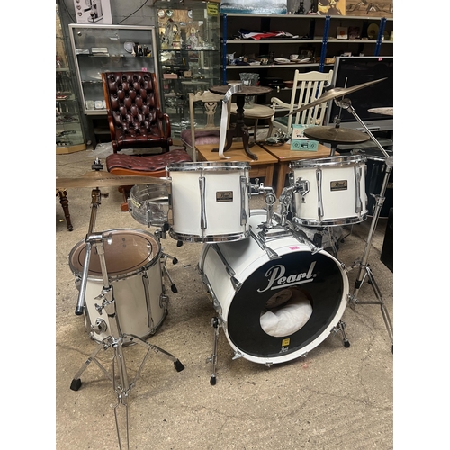 378 - Pearl drum set , white