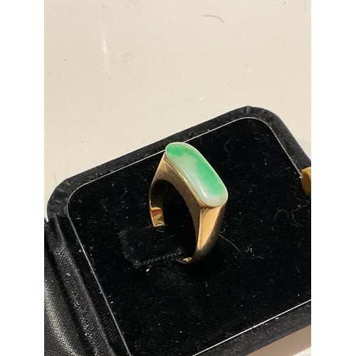 22 - 14ct gold ring with green / white natural jade stone , bar shaped stone with thick band yellow gold ... 