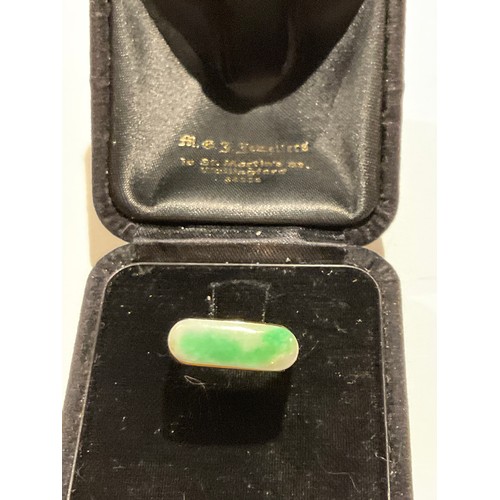 22 - 14ct gold ring with green / white natural jade stone , bar shaped stone with thick band yellow gold ... 