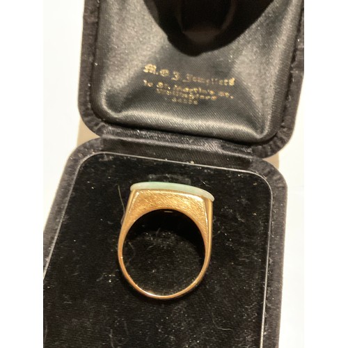 22 - 14ct gold ring with green / white natural jade stone , bar shaped stone with thick band yellow gold ... 