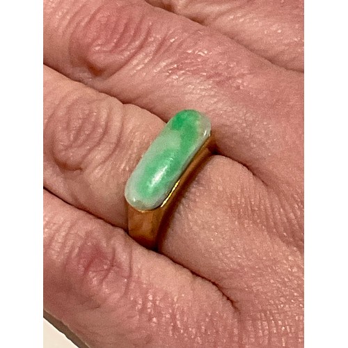 22 - 14ct gold ring with green / white natural jade stone , bar shaped stone with thick band yellow gold ... 