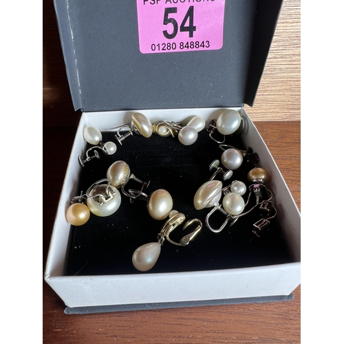 54 - Qty vintage pearl earrings