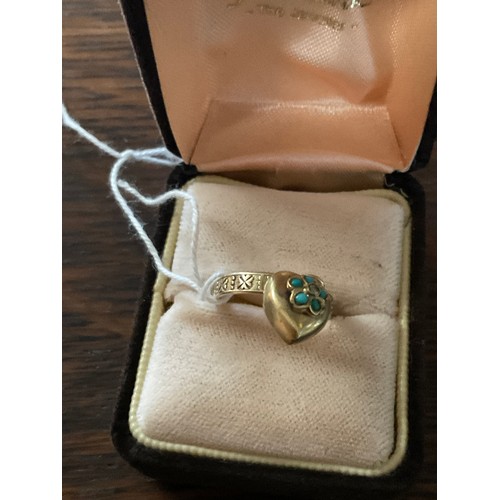 17 - 9ct band ring embosed patterned band with attached heart pendant with 5 x Turquoise stones with a sm... 