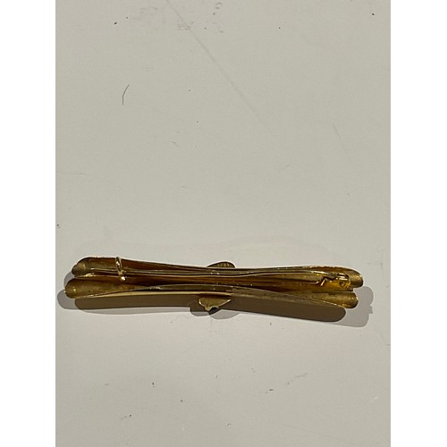 139 - 18ct gold bar brooch with 4 sapphire stones , stamped 18ct , 59mm long x 17.5mm , weight 3.1 grams