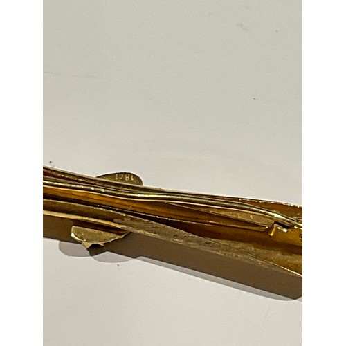 139 - 18ct gold bar brooch with 4 sapphire stones , stamped 18ct , 59mm long x 17.5mm , weight 3.1 grams