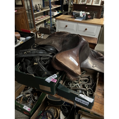 267 - Horse saddle plus 2 trays tac