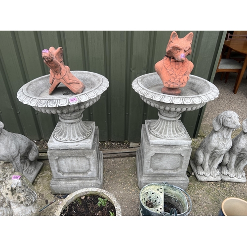 644 - Pair large concrete urns