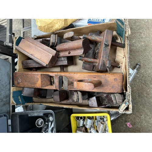 251 - tray vintage wood planes