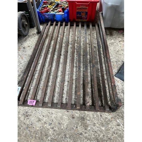 337 - cast iron metal grille / grate