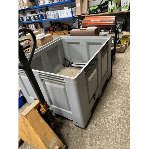 435 - plastic stillage / crate