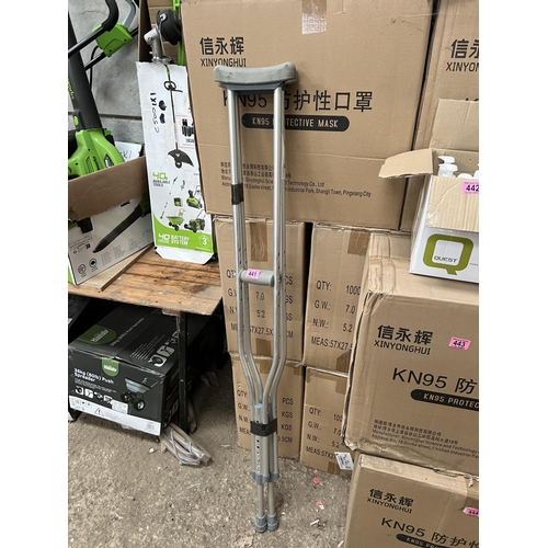 441 - pair crutches