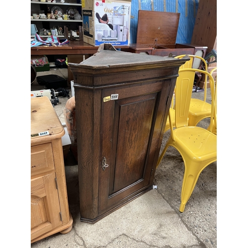 1058 - Antique corner cabinet