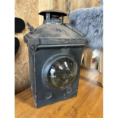 656 - Antique signal lamp