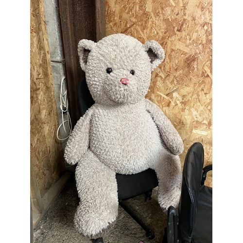 668 - large teddy bear