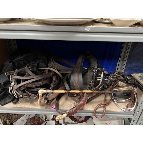 621 - Qty horse leathers stirrups , plus 2 x horn handled whi-s with hallmarked silver bands