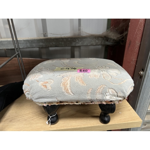 640 - small foot stool