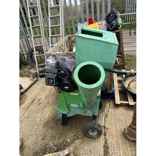 634 - petrol garden chipper / shredder , runs but needs service b;ades sharpening etc..