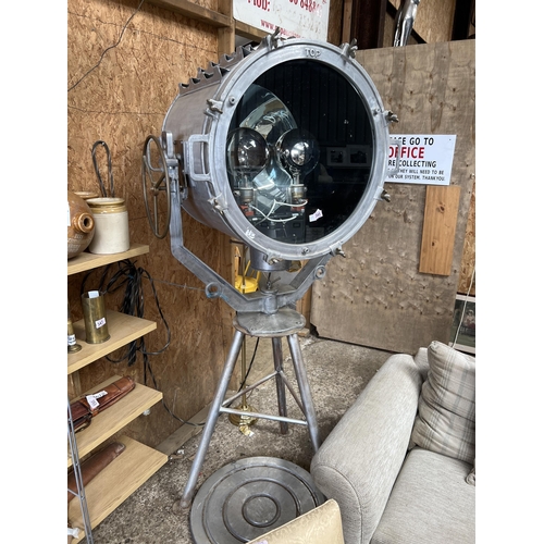 345 - large Suize canal spot light