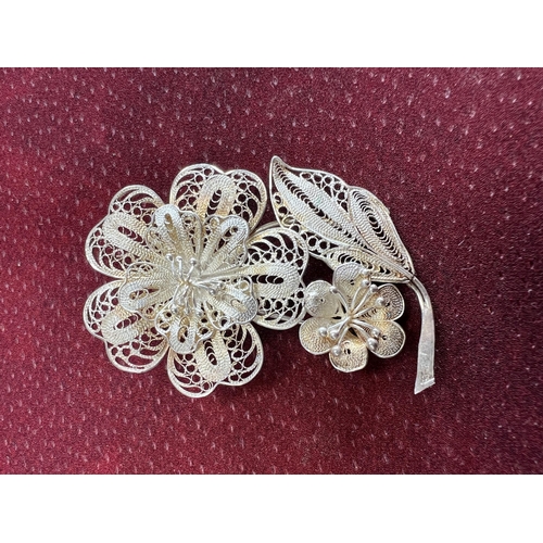 470 - vintage silver flower brooch 7.6 grams , 55mm across