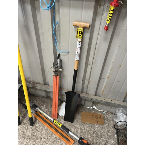 196 - post hole spade h21