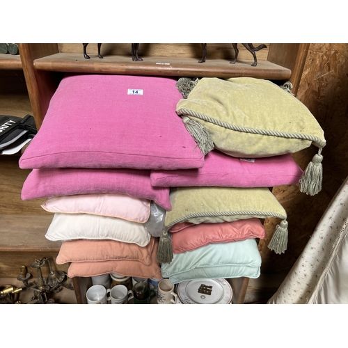 14 - Qty cushions