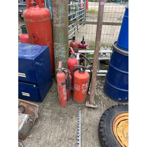 559 - 4 x Fire extinguisher's sas