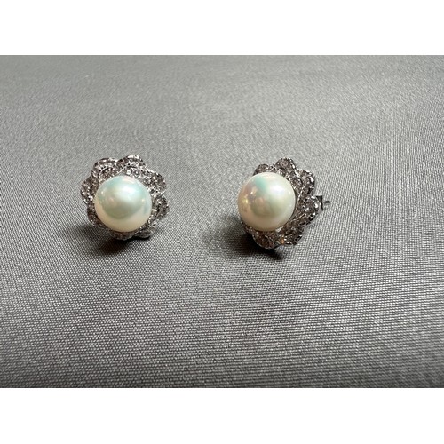 679 - Silver & Pearl stud earrings