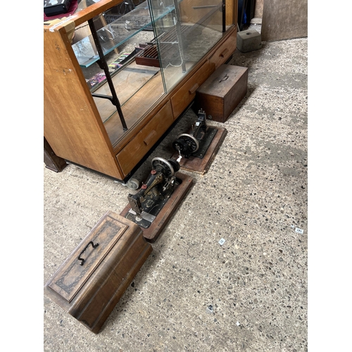 121 - 2 x vintage sewing machine