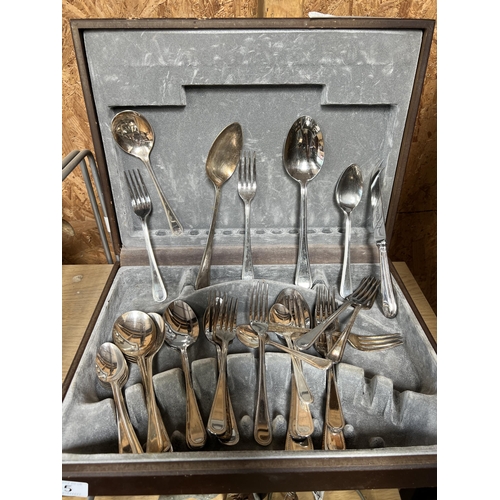 85 - Cutlery set