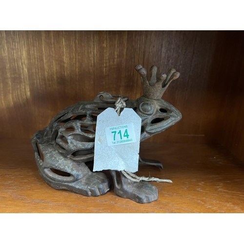 714 - metal frog candle holder