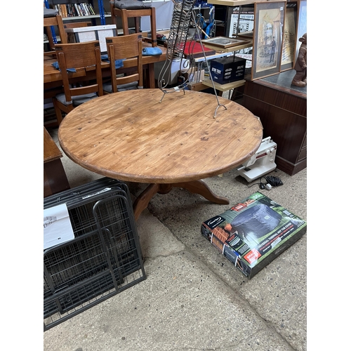 509 - large round pine table