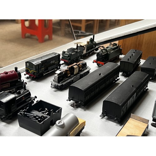 14 - model diorama train maker with Trains and coaches