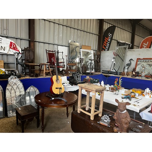 0 - PHOTOS OF AUCTION ROOM