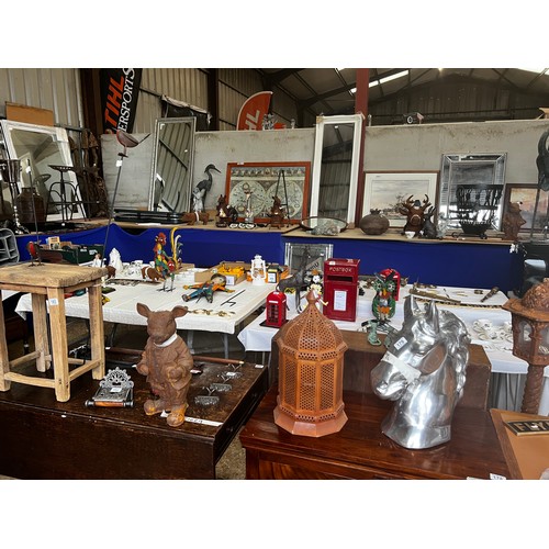 0 - PHOTOS OF AUCTION ROOM