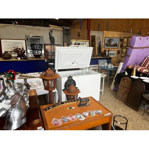 0 - PHOTOS OF AUCTION ROOM