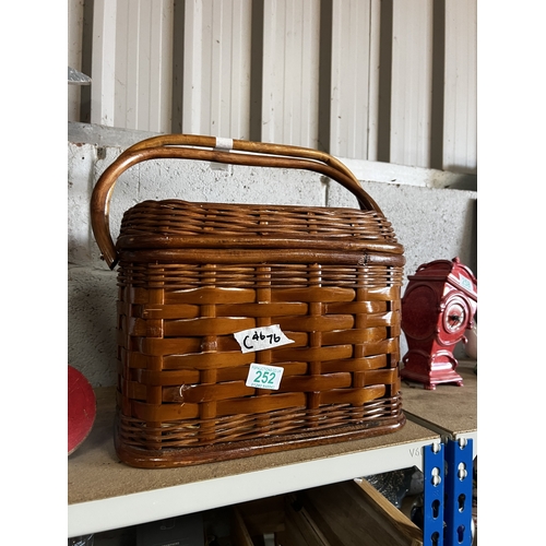 252 - picnic wine basket