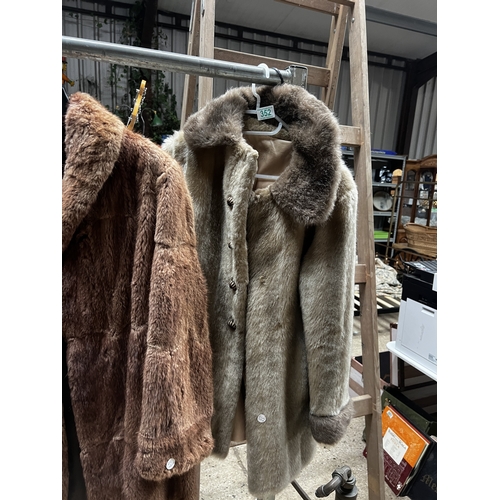 352 - 148 fur coat