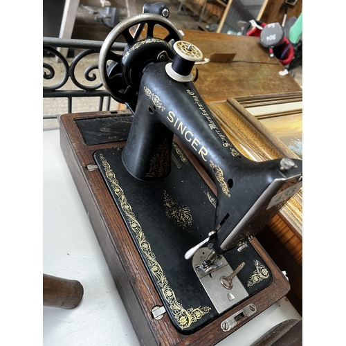 433 - Singer sewing machine