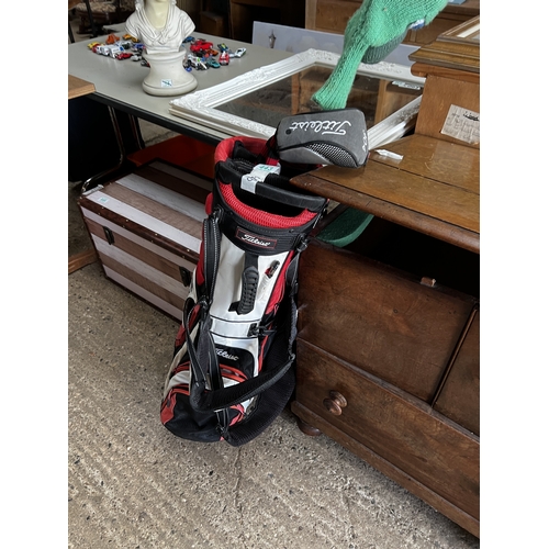 443 - golf bag + 2 clubs