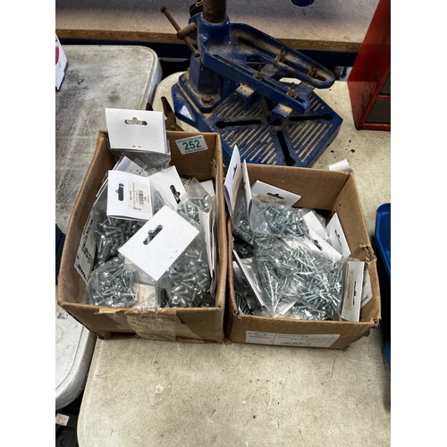 252 - x 2 boxes of mahine screws