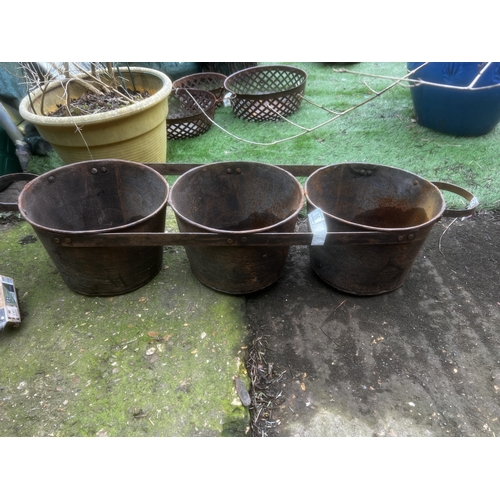90 - triple metal planter