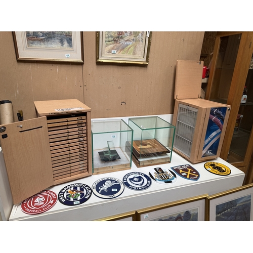 136 - x 2 jewellery drawer cabinets + x 2 shop showcases with key